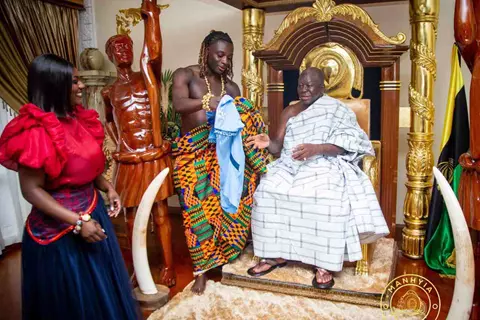  العودة للجذور.. جيريمي دوكو مع "ملك الأشانتي" في قبيلة الذهب (صور)